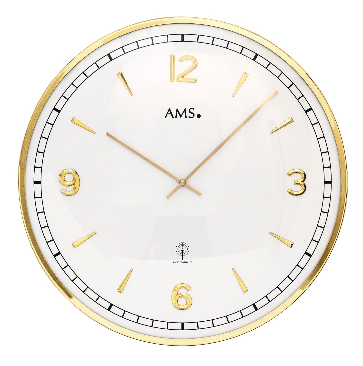 AMS Wanduhr mit weißem Zifferblatt und goldenen Zeigern sowie arabischen Ziffern