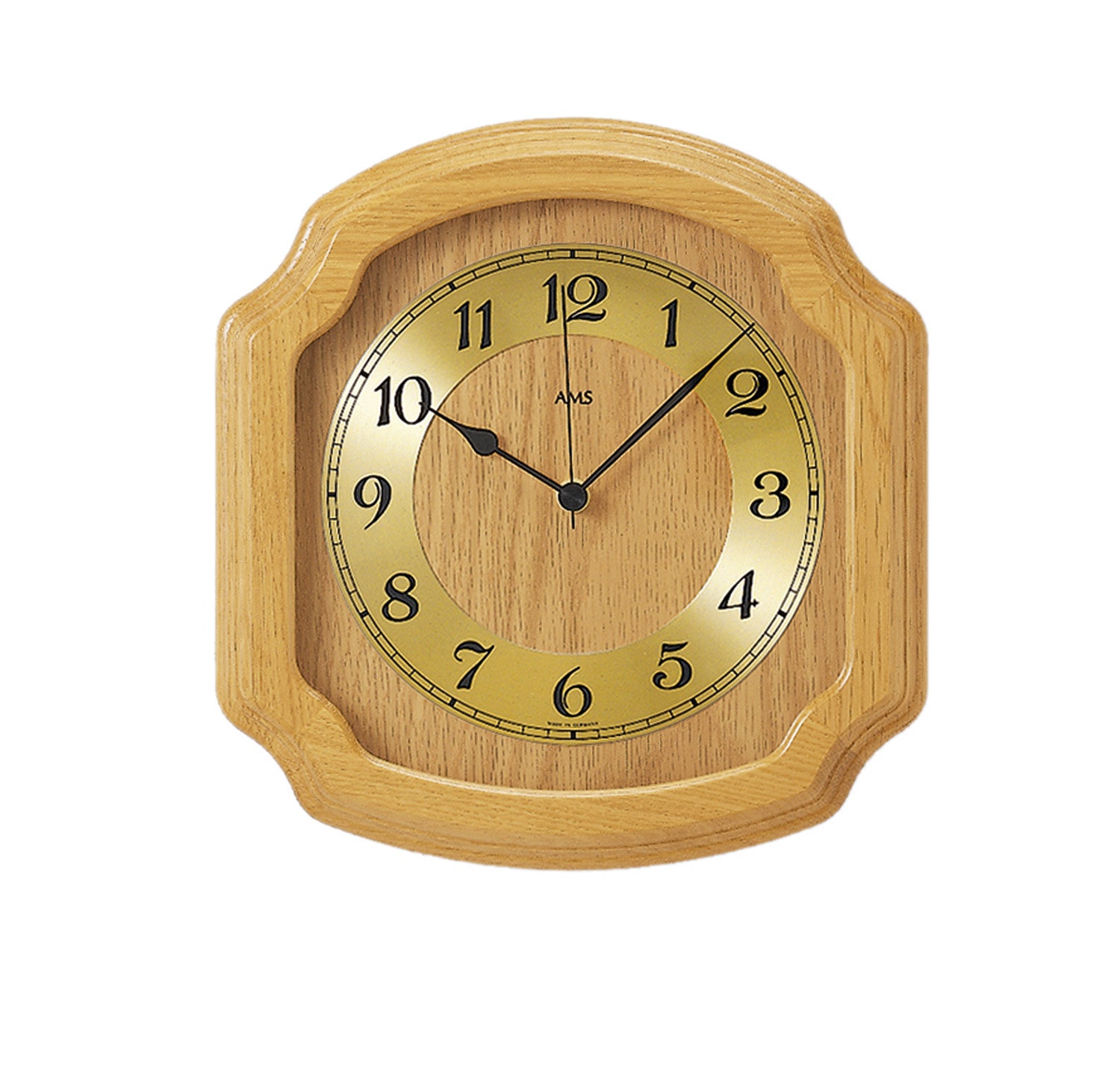 Wanduhr aus hellem Eichenholz mit rundem Zifferblatt und Mineralglas