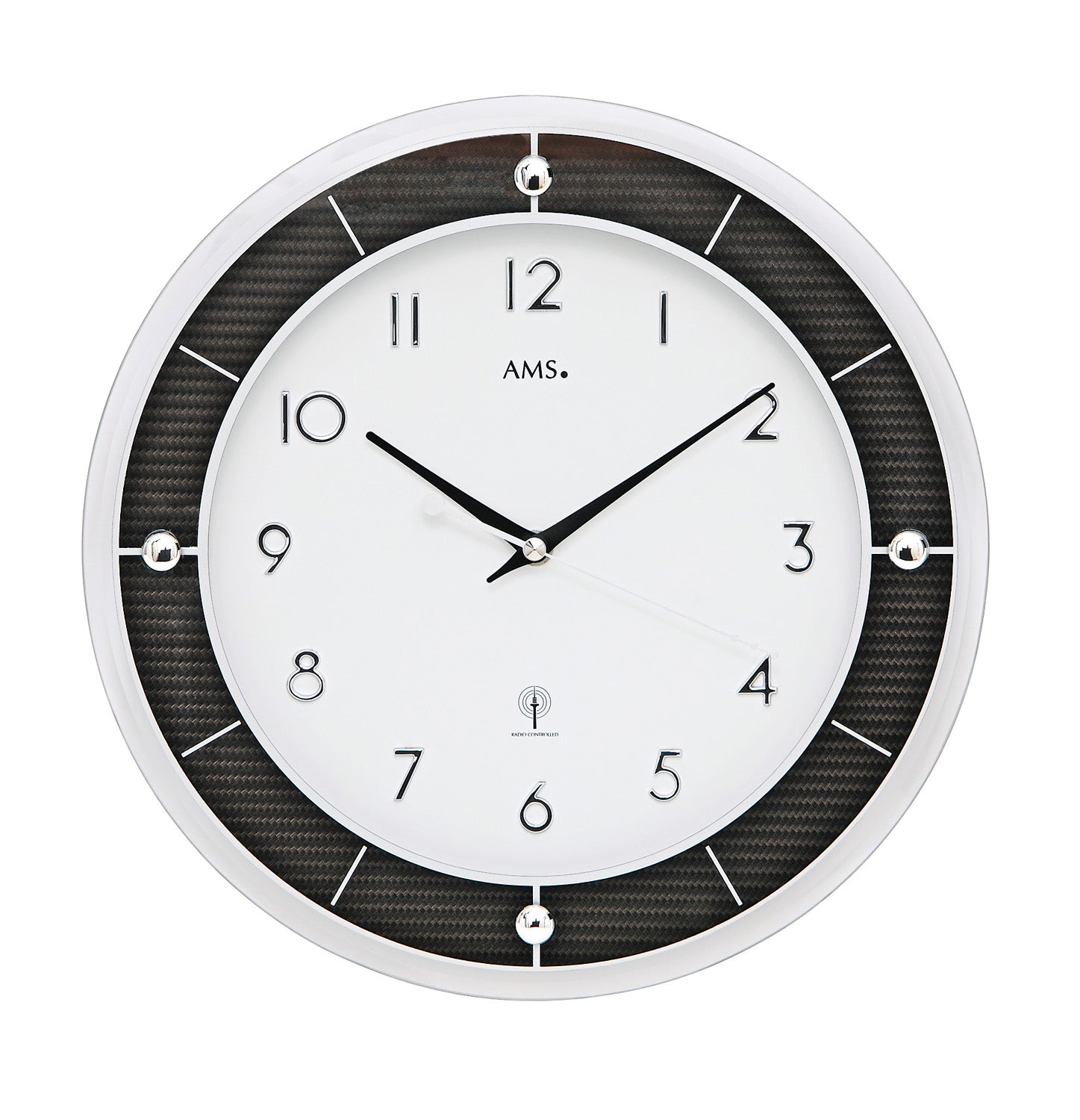 Runde Wanduhr mit weißem Zifferblatt, schwarzen Zeigern und dunklem Carbon-Rand