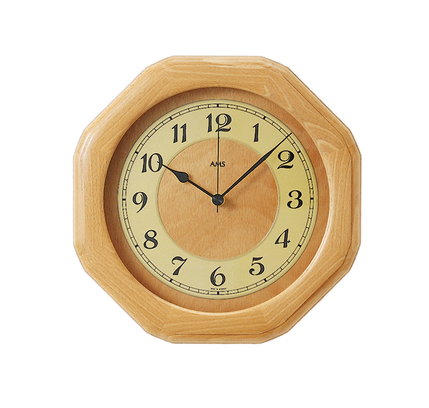 Wanduhr aus hellem Buchenholz mit achteckigem Gehäuse, rundem Zifferblatt und Glas