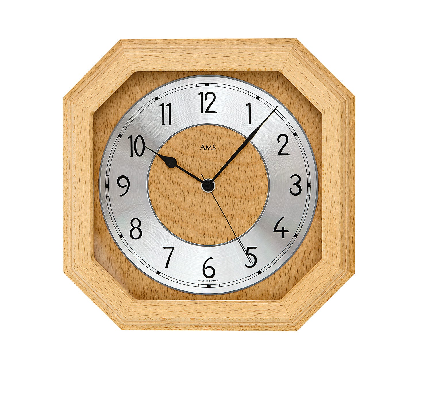 Oktagonale Wanduhr mit hellem Holzgehäuse und rundem Ziffernblatt, schwarze Zeiger