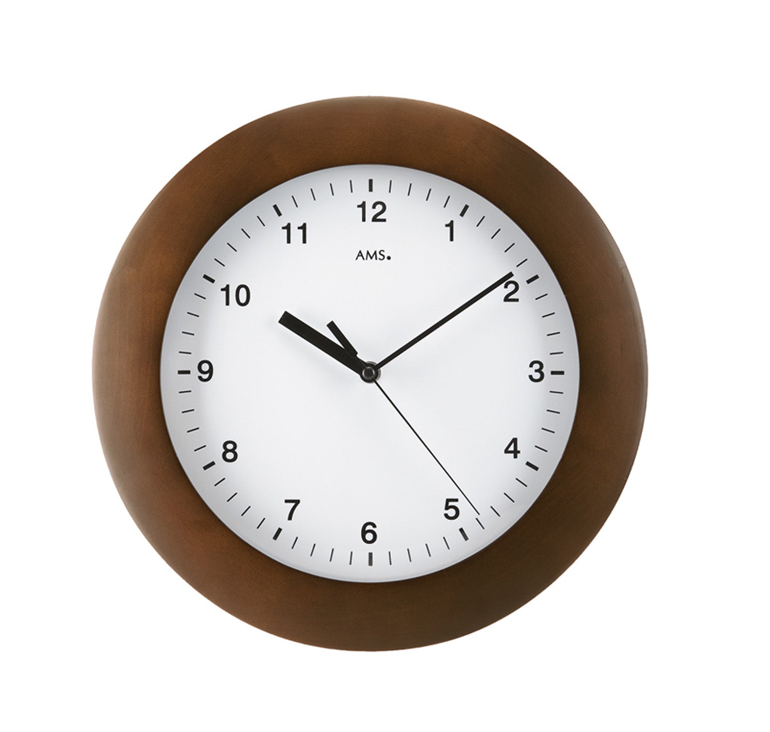 Wanduhr mit Nussbaumholz-Rahmen und weißem Zifferblatt, schwarze Zeiger und AMS. Beschriftung