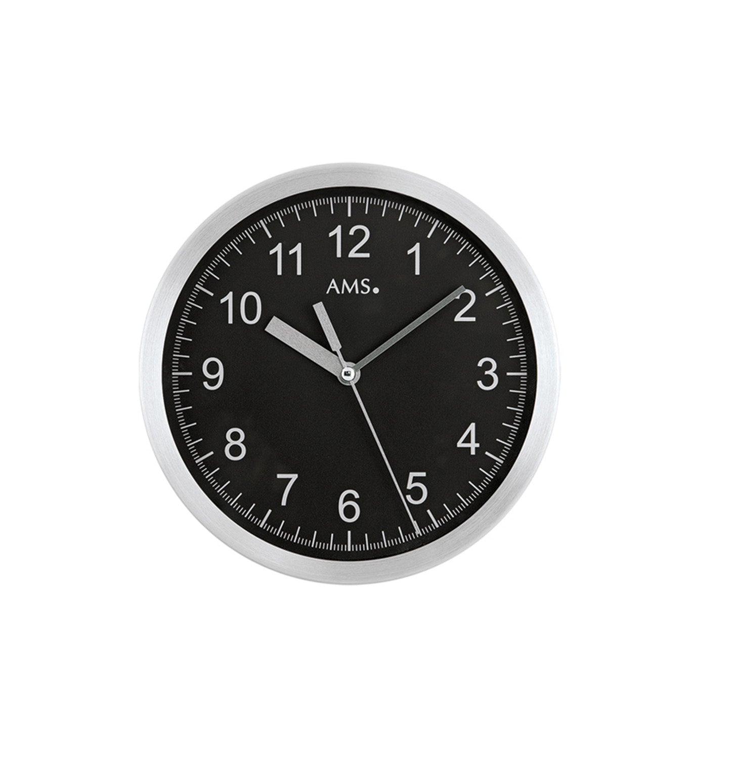 Runde Wanduhr mit schwarzem Zifferblatt, weißen Ziffern, AMS-Logo und grauem Metallrahmen