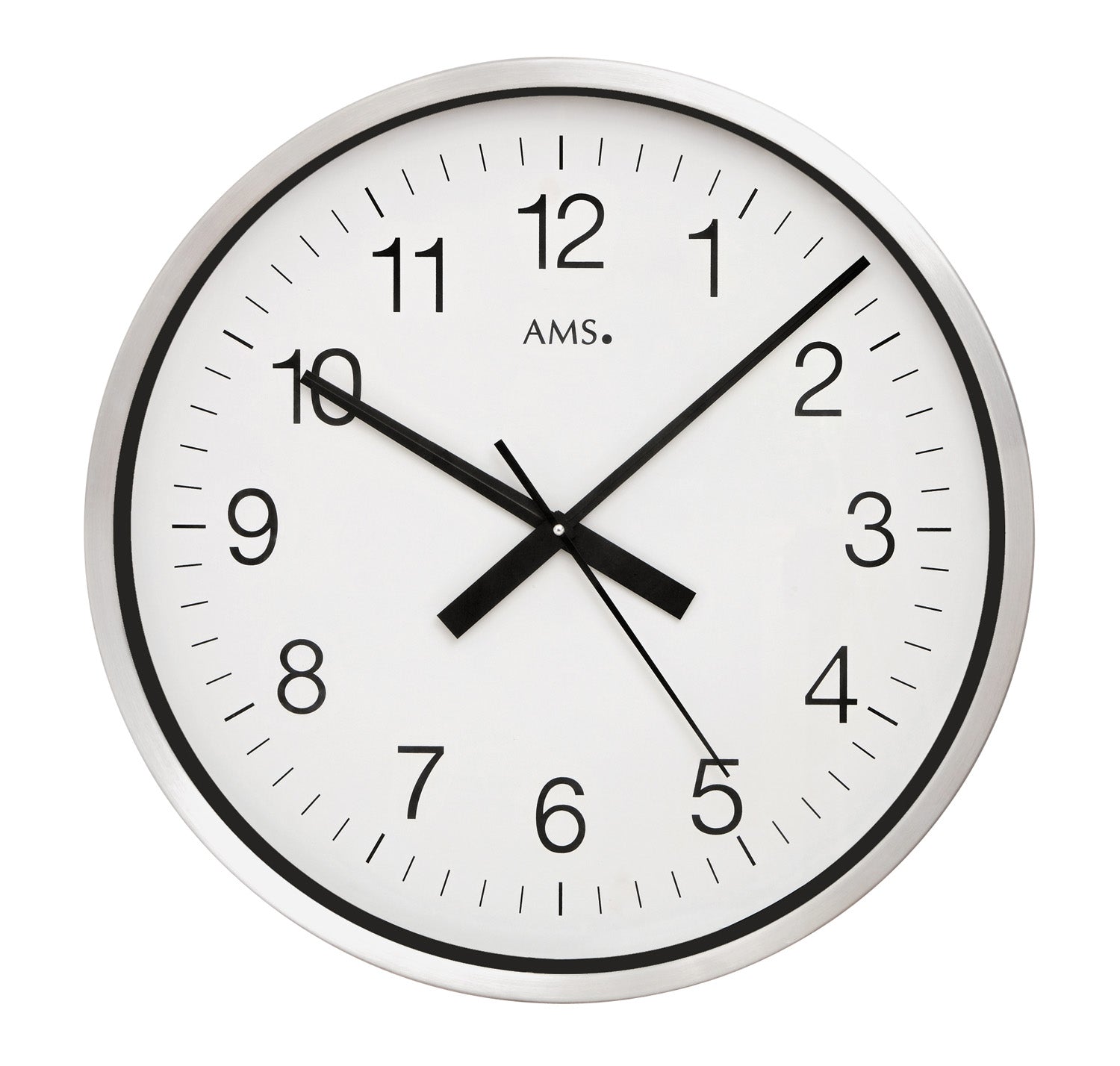 Silberne Wanduhr mit weißem Zifferblatt und schwarzen Zeigern