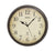 Wanduhr mit analogem Ziffernblatt, schwarzen Zeigern und schwarzem Metallgehäuse