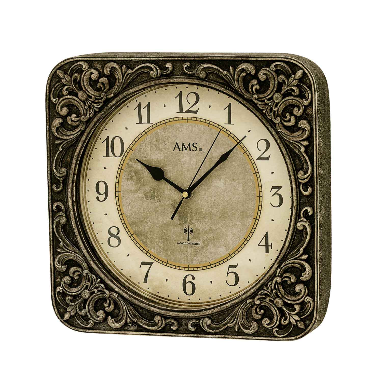AMS Funk-Wanduhr mit ornamentalem Rahmen, rundem Zifferblatt, schwarzen Zeigern.