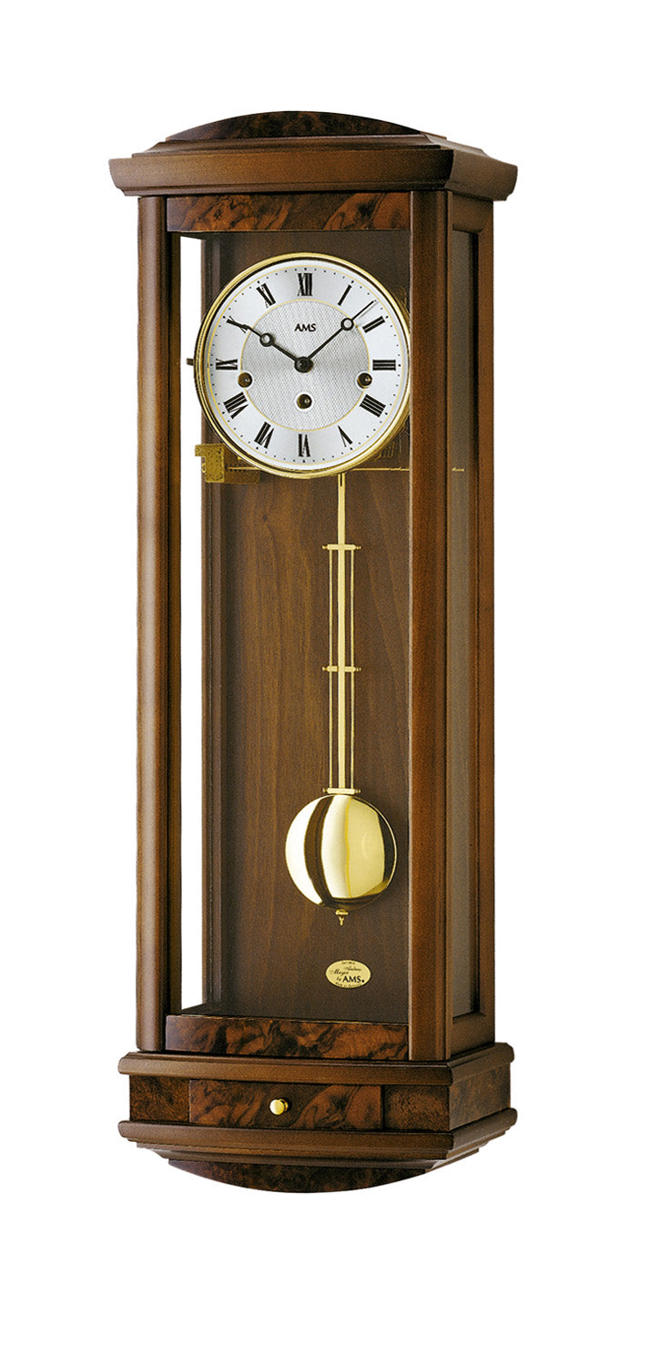 Nussbaumfarbene Regulator-Wanduhr mit rundem Zifferblatt und Pendelgewicht