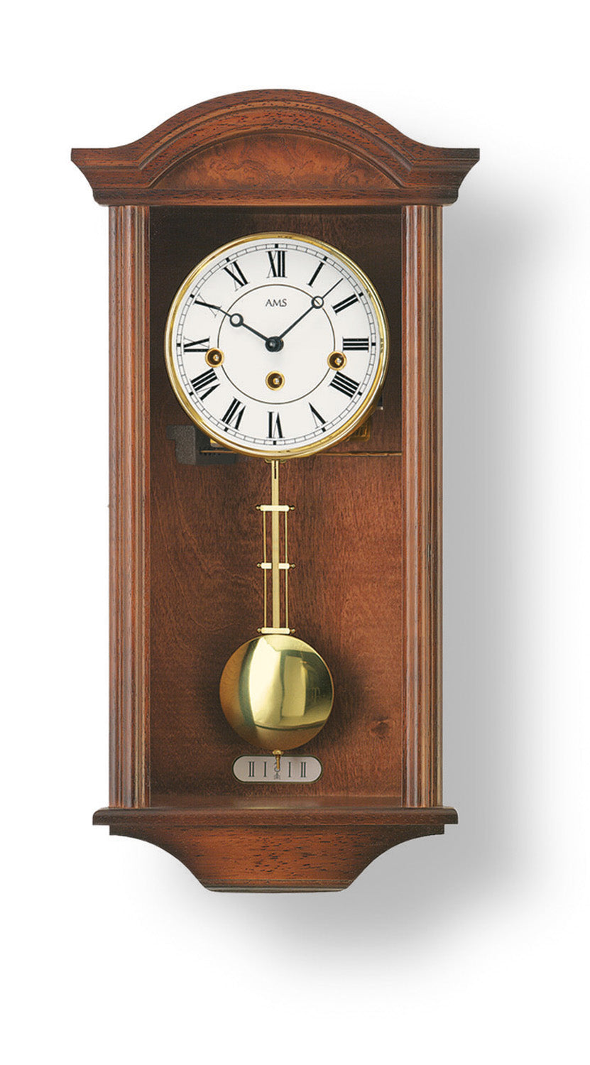 Nussbaumfarbene Wanduhr aus Holz mit rundem Zifferblatt und vergoldetem Pendelgewicht