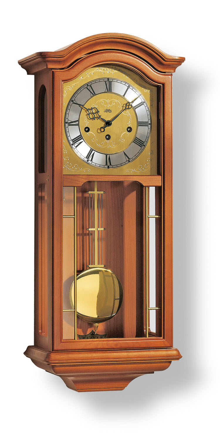 Wanduhr mit Holzgehäuse, Glasfront und rundem goldenen Zifferblatt.