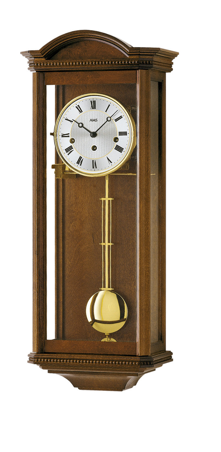 AMS Wanduhr Regulator mit nussbaumfarbenem Holzgehäuse, Zifferblatt und Pendel.