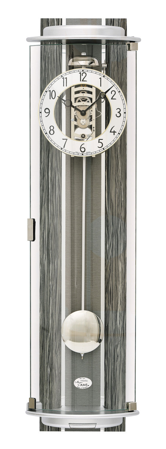 Wanduhr mit grauem Streifendesign, rundem Zifferblatt und sichtbarem Pendel
