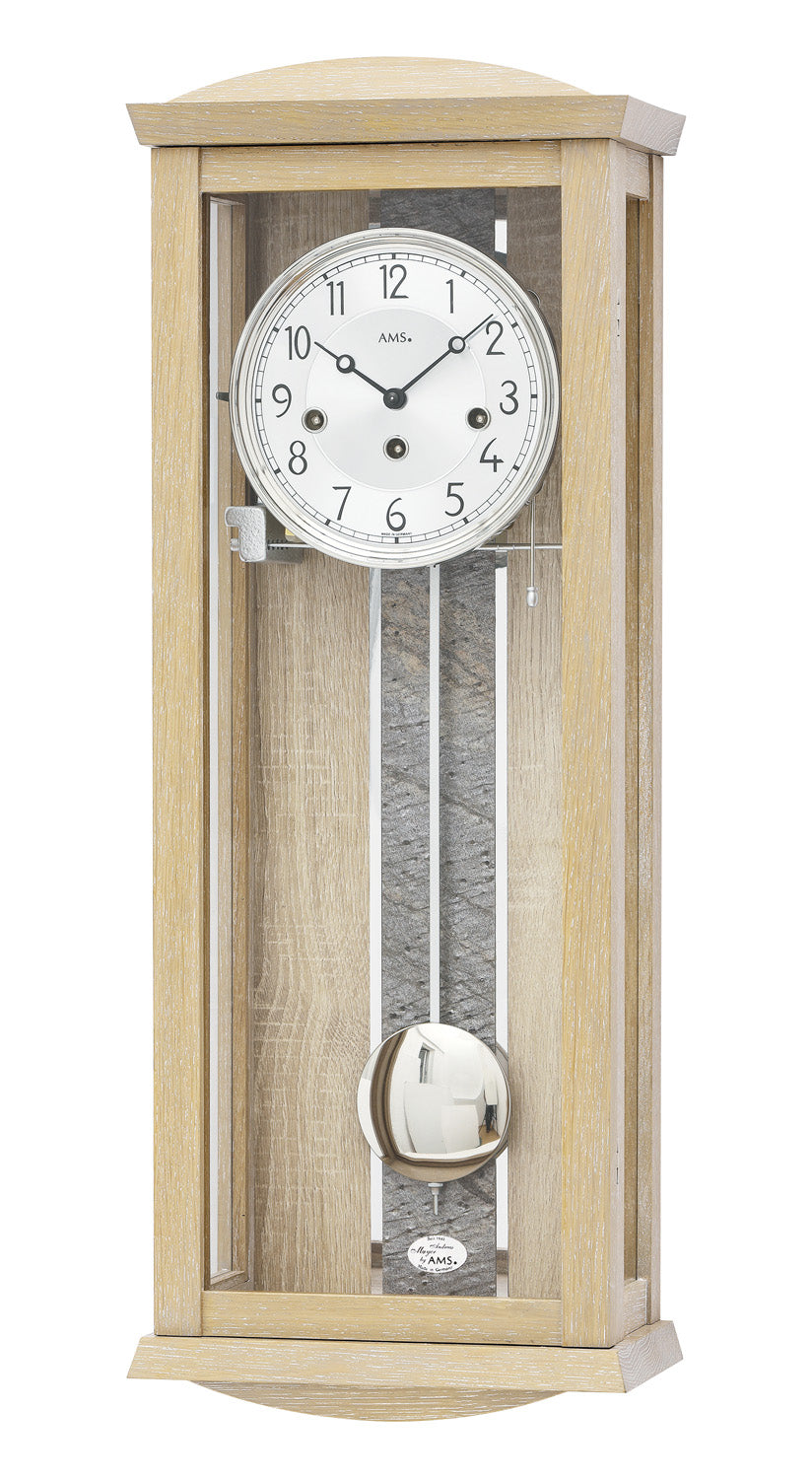 Wanduhr aus hellem Eichenholz mit analogem Ziffernblatt und Pendel