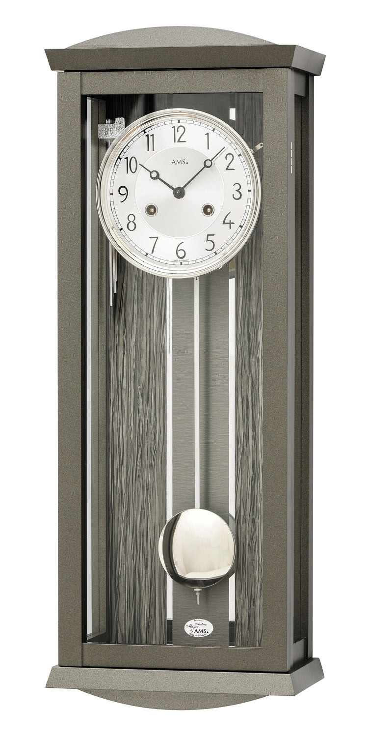 Wanduhr mit anthrazitfarbenem Gehäuse und Aluminium-Zifferblatt, Pendel mit Kugelgewichteinsatz