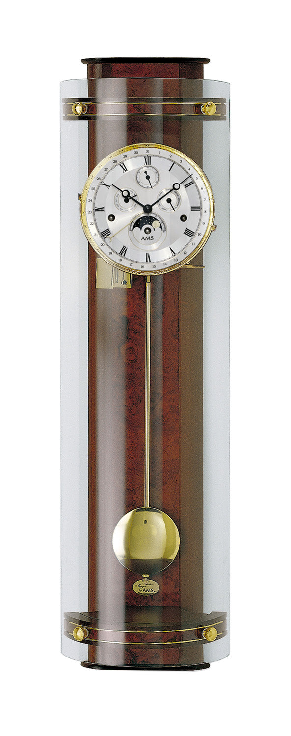 Wanduhr mit Nussbaumgehäuse, Glaszylinder und rundem Zifferblatt, sichtbare Pendelmechanik