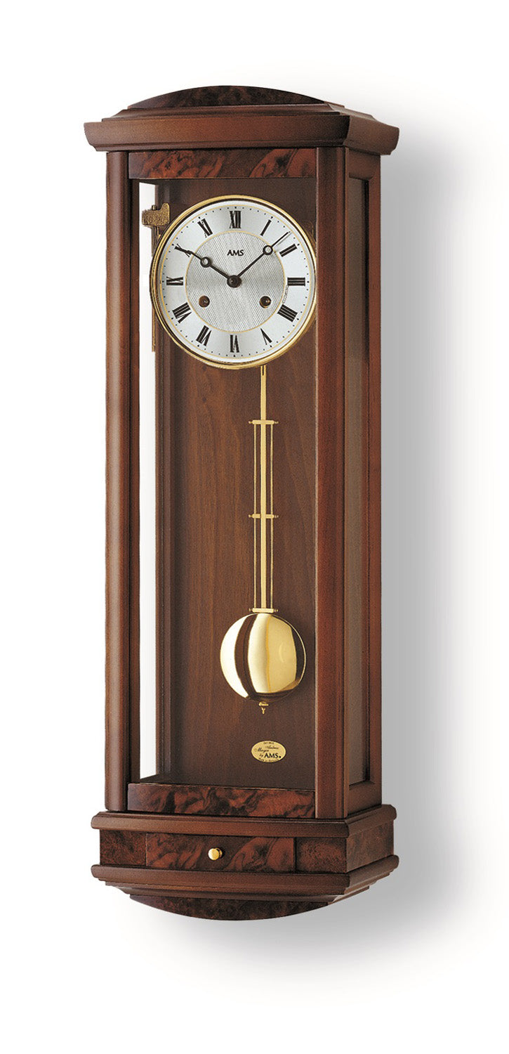 Wanduhr mit massivem Holzgehäuse in Nussbaumfarbe, runde Zifferblattansicht und Pendel