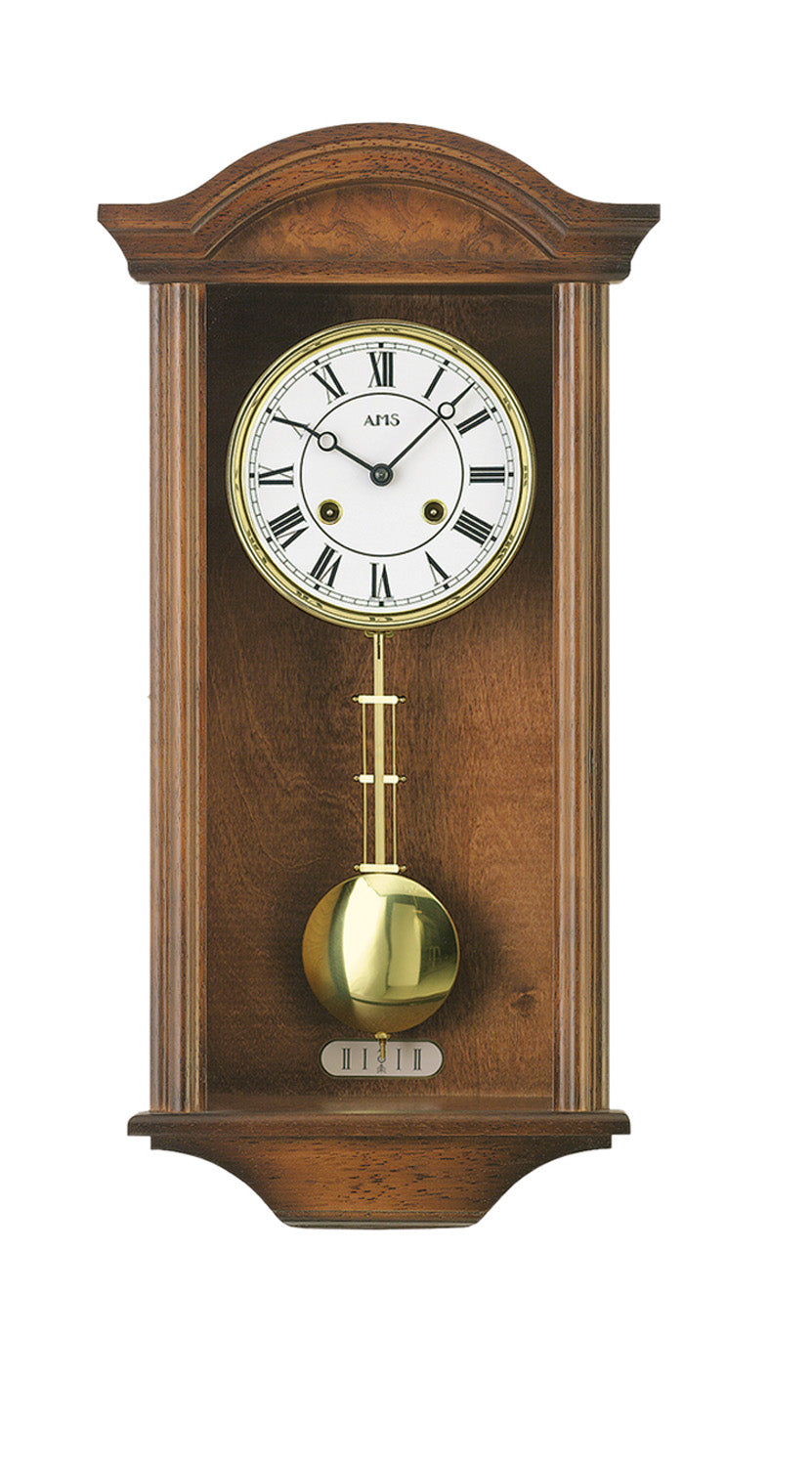 Nussbaumfarbene Wanduhr mit rundem Zifferblatt und vergoldetem Pendel