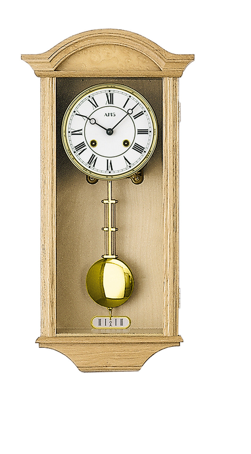 Wanduhr mit Holzgehäuse aus Eiche, rundes Zifferblatt und goldenes Pendelgewicht