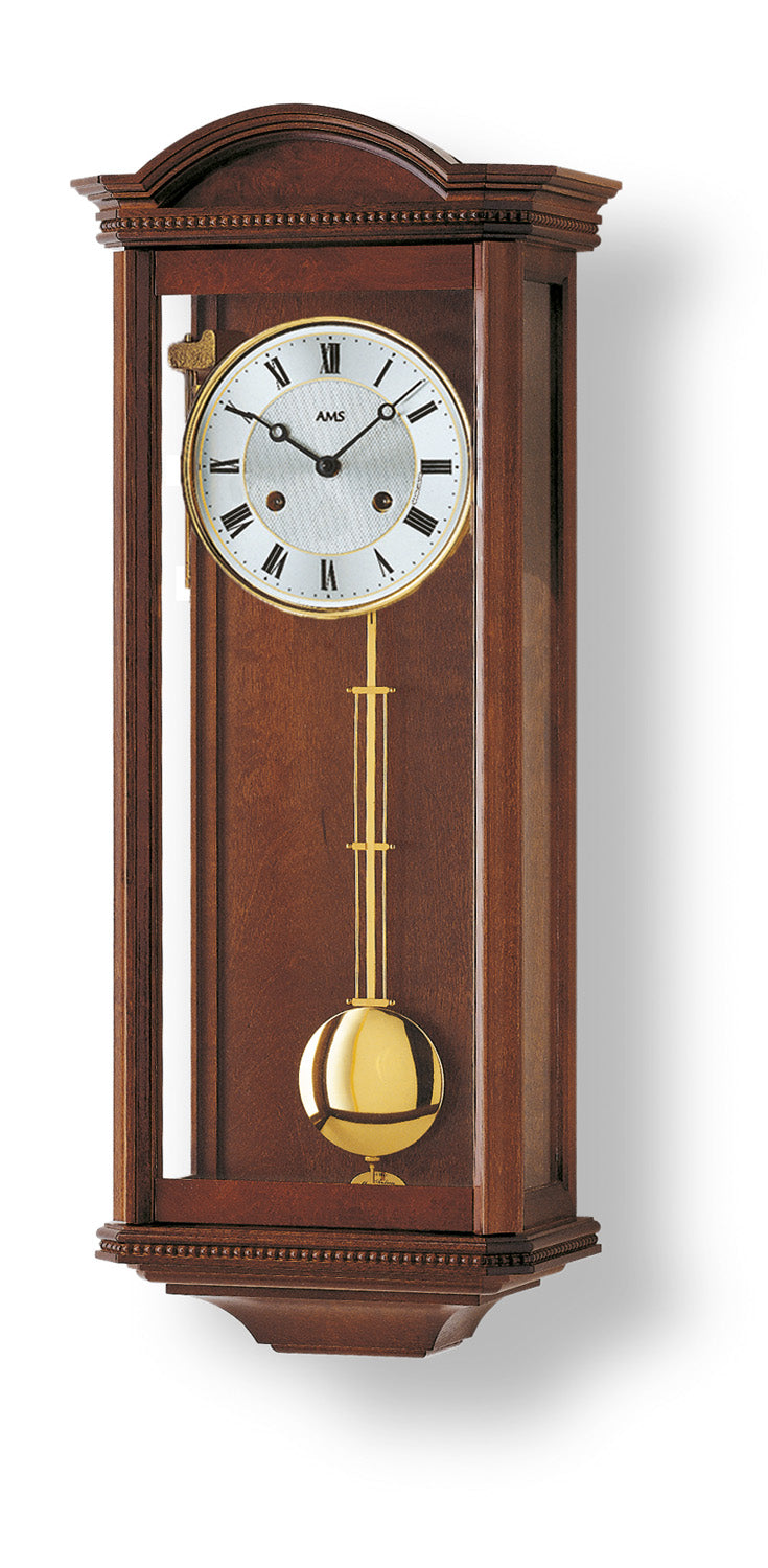 Nussbaumfarbene Wanduhr mit weißem Zifferblatt und pendelndem Messinggewicht