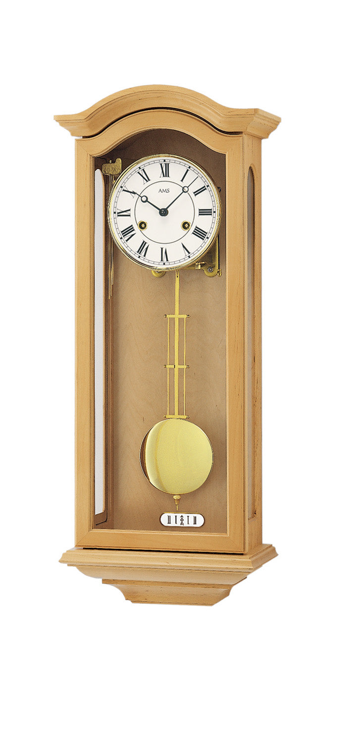 Wanduhr mit Regulator-Zifferblatt im Holzgehäuse, Pendel sichtbar
