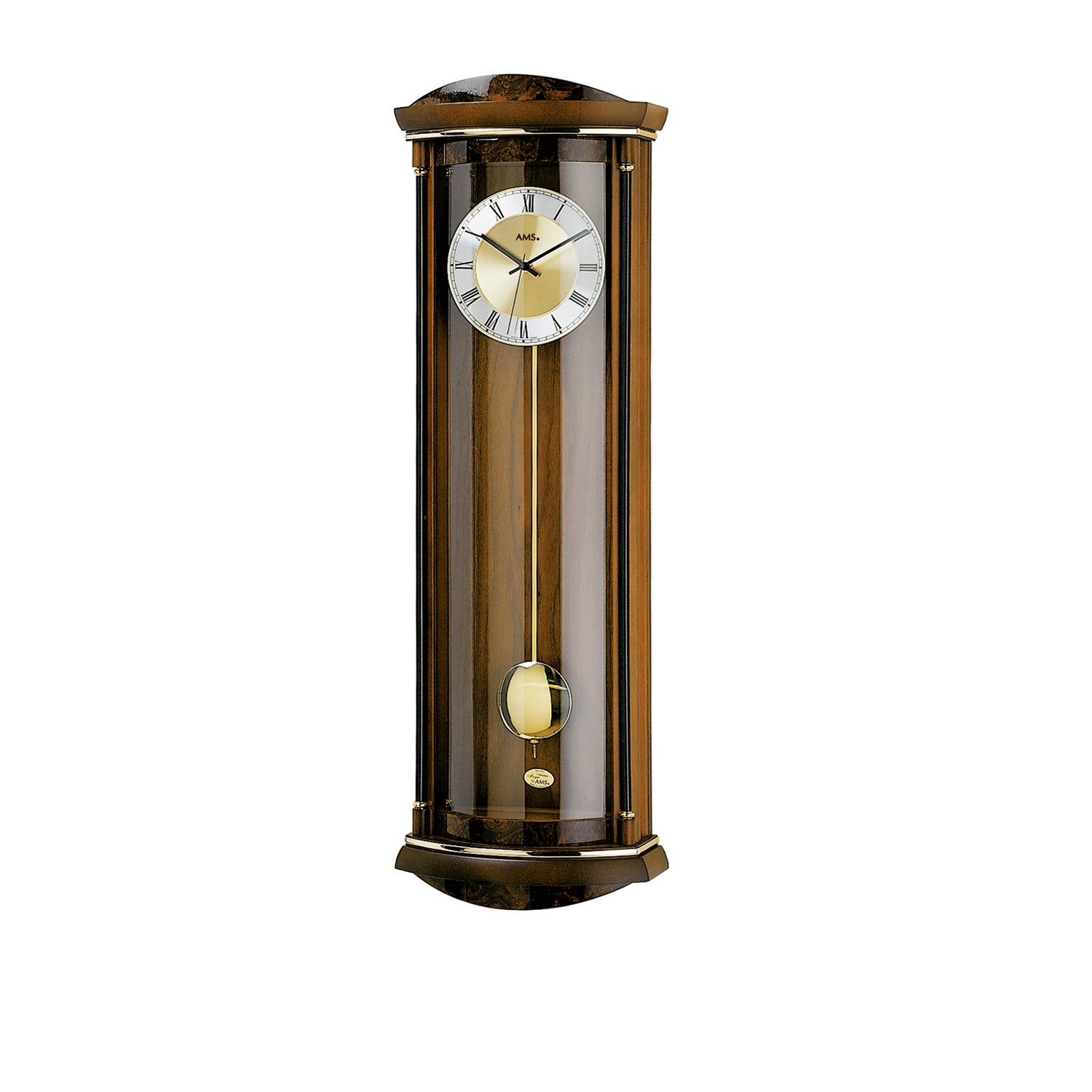 Wanduhr in Nussbaumoptik mit rundem Zifferblatt und sichtbarem Pendel