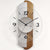 Wanduhr mit hellem Zifferblatt, schwarzen Zeigern und Eichenholzrahmen