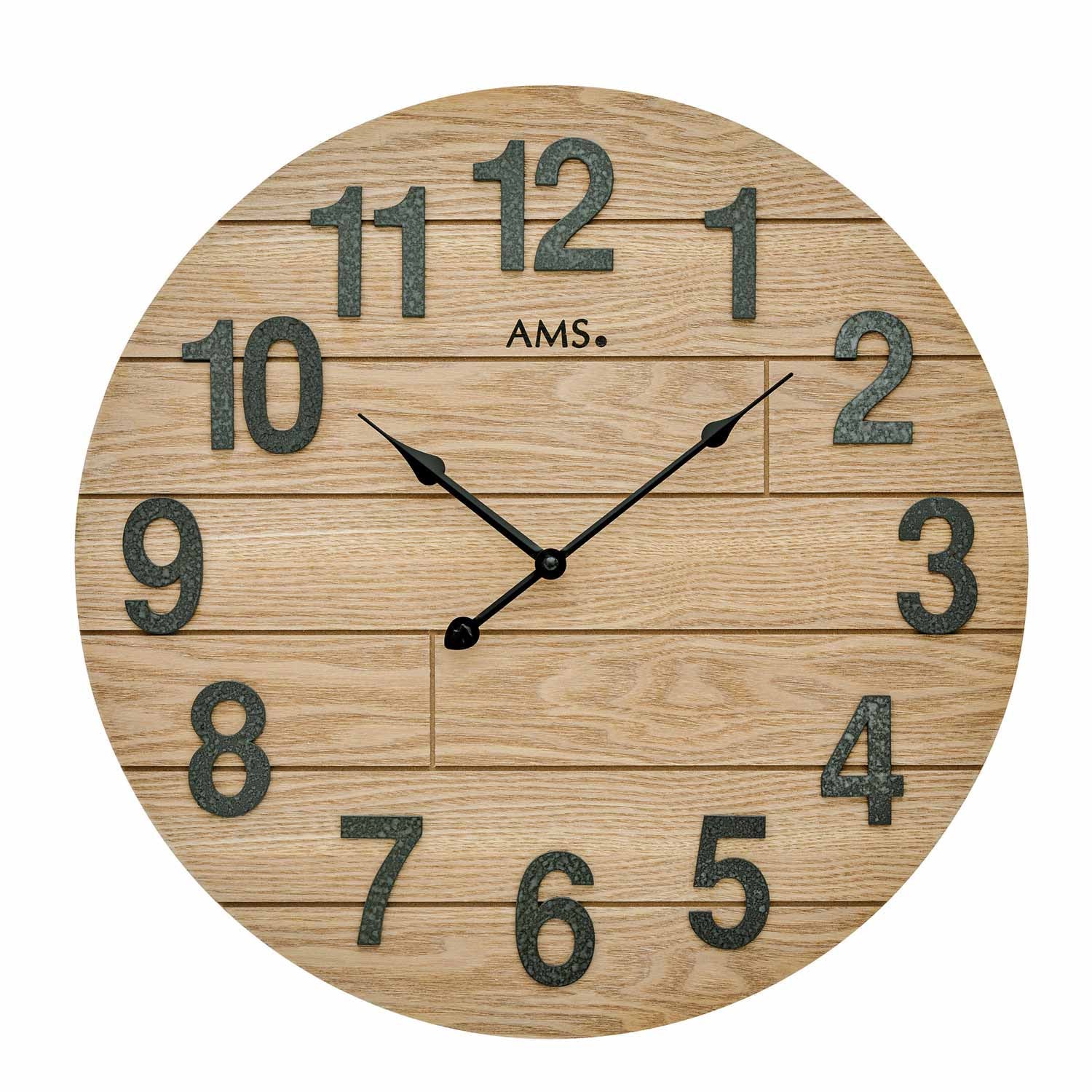 Runde Wanduhr aus hellem Holz mit Quarzwerk, aufgesetzten Zahlen und schwarzen Zeigern