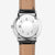 Herrenuhr Rückseite mit Gravur, rundes silbernes Gehäuse, braunes Lederarmband