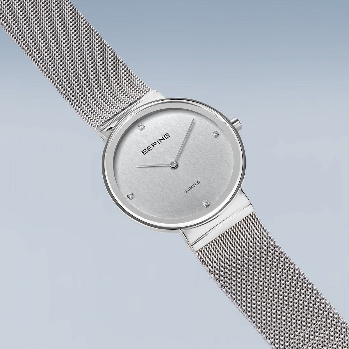 Bering Classic 10135-000 Damenuhr • Kratzfestes Saphirglas • Feines Milanaise-Armband