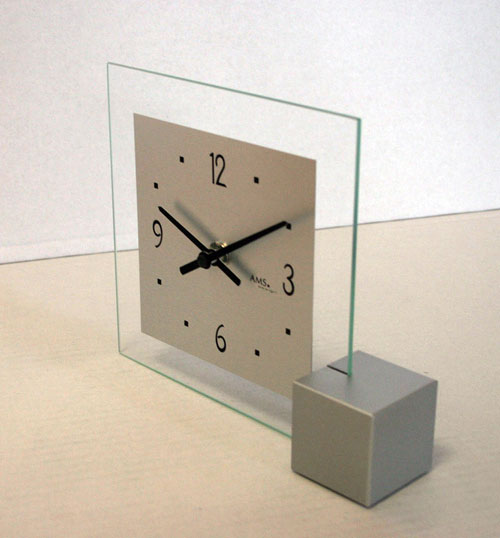 AMS Tischuhr 16x19x4 cm Glas • Modernes Design • Geräuschloses Quarzwerk