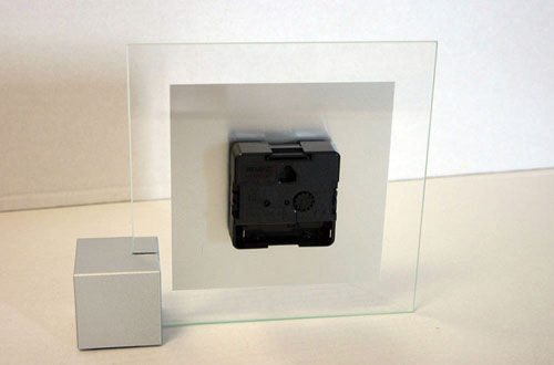 AMS Tischuhr 16x19x4 cm Glas • Modernes Design • Geräuschloses Quarzwerk