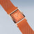 Damenuhr am Handgelenk-Armwinkel: orangefarbenes Zifferblatt, Milanaise-Armband.