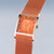 Damenuhr mit rechteckigem Gehäuse, orangefarbenem Zifferblatt und Milanaise-Armband.