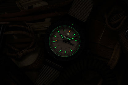 Traser P69 Black Stealth 109860 Herren Uhr • trigalight-Technologie • Swiss Made Quarzwerk