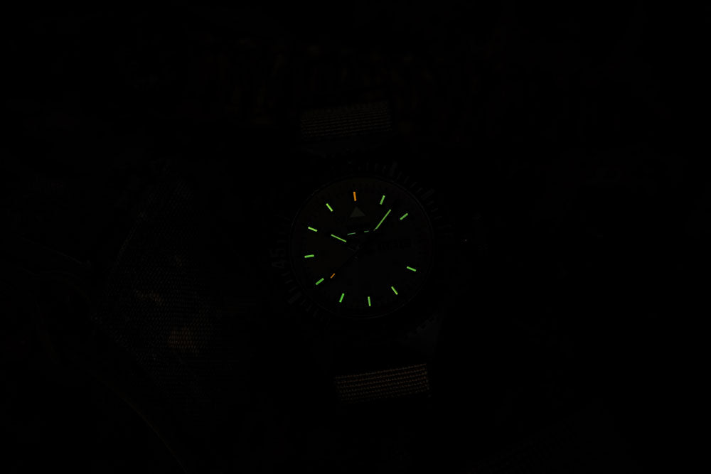 Traser P69 Black Stealth 109860 Herren Uhr • trigalight-Technologie • Swiss Made Quarzwerk