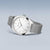 Bering Uhr mit rundem silbernem Gehäuse, weißem Zifferblatt und silbernem Mesh-Armband