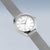 Bering Uhr mit rundem silbernem Gehäuse, weißem Zifferblatt und silbernem Mesh-Armband