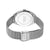 Uhrengehäuse-Rückseite mit eingravierter Beschriftung und silbernem Milanaise-Armband