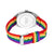 Uhrengehäuse-Rückseite mit eingravierter Beschriftung und Regenbogen-Textilband