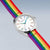 Armbanduhr mit silbernem Gehäuse, weißem Zifferblatt und Regenbogen-Nylonarmband