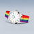 Runde Uhr mit weißem Zifferblatt, bunten Indexen und Regenbogen-Textilband