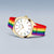Herrenuhr mit weißem Zifferblatt, goldfarbenem Gehäuse und breitem Regenbogen-Stoffband