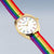 Runde Herrenuhr mit weißem Zifferblatt, goldfarbenem Gehäuse und Regenbogen-Stoffband