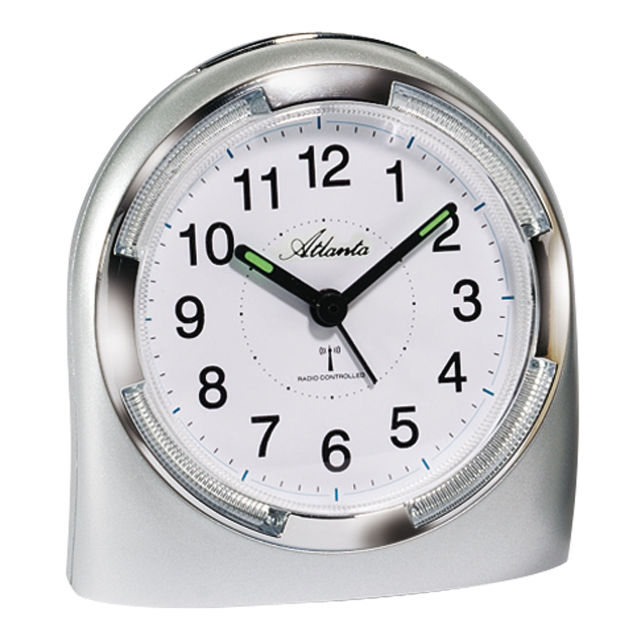 Silberner Funk-Wecker mit analogem Ziffernblatt, großen schwarzen Zahlen und grünen Zeigern