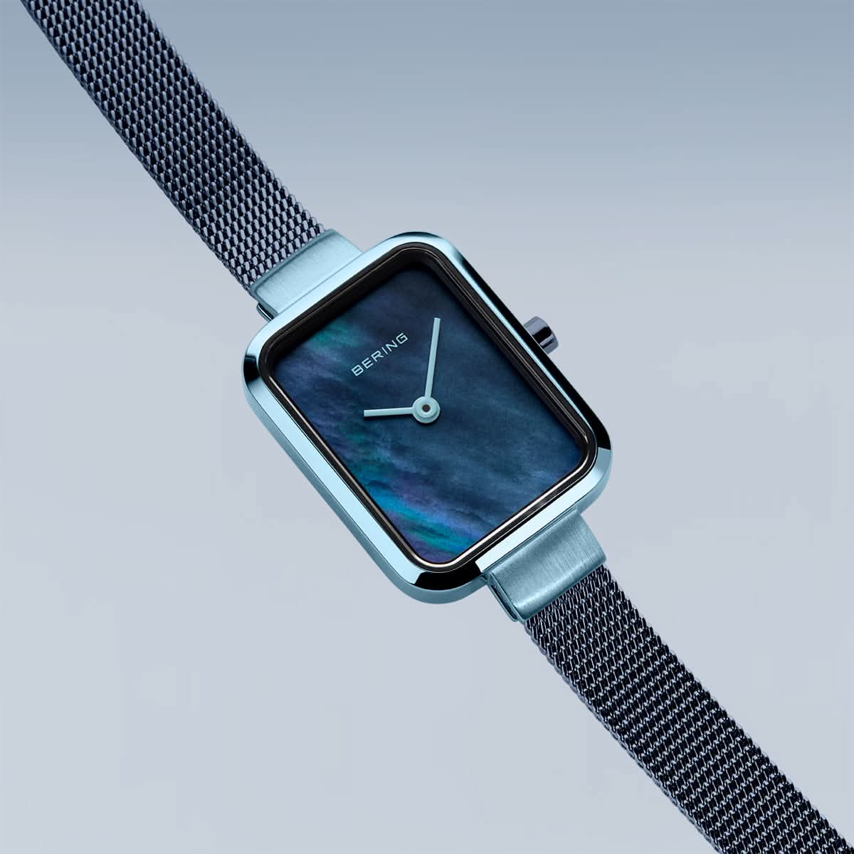 Bering Petite Square 14520-398 Damenuhr • Kratzfestes Saphirglas • Blaues Milanaise-Armband