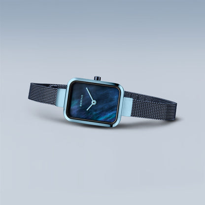 Bering Petite Square 14520-398 Damenuhr • Kratzfestes Saphirglas • Blaues Milanaise-Armband