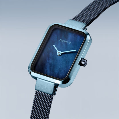 Bering Petite Square 14520-398 Damenuhr • Kratzfestes Saphirglas • Blaues Milanaise-Armband