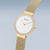 Damenuhr mit goldenem Milanaise-Armband, weißem Zifferblatt und Krone