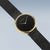 Damenuhr Bering mit schwarzem Zifferblatt und goldfarbener Krone, schwarzes Mesh-Band.