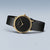 Damenuhr Bering mit schwarzem Zifferblatt, goldfarbenem Gehäuse und schwarzem Mesh-Armband.
