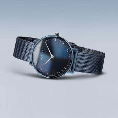 Bering Ultra Slim 15729-397 Damenuhr • Kratzfestes Saphirglas • Blaues Milanaise-Band